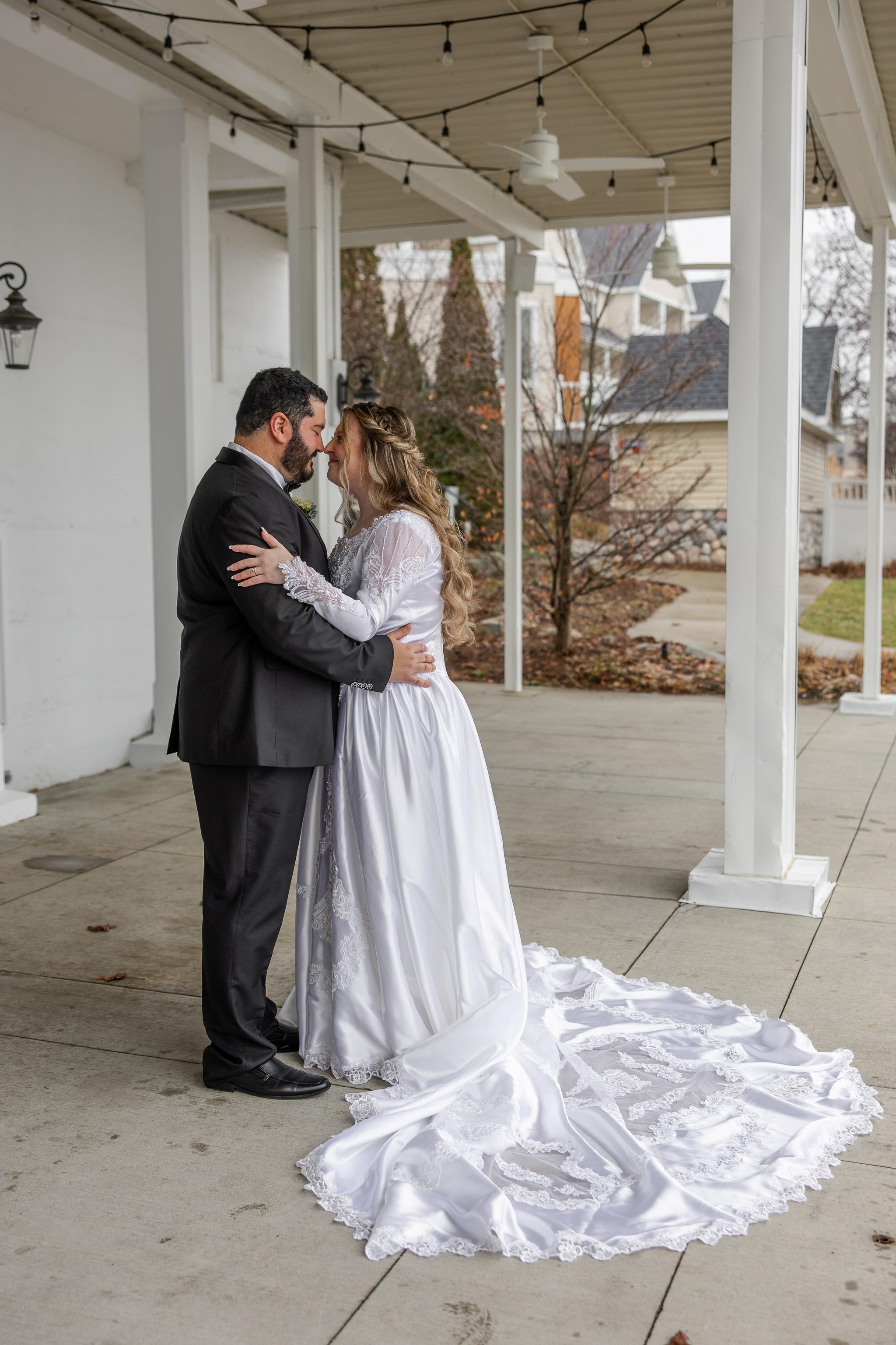 A Winter Wonderland Wedding: Amanda & Luis at Bay Pointe Inn